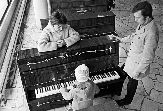 В музыкальном магазине, 1970 год