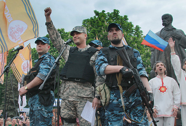Болотов (в центре) зачитывает обращение после референдума о статусе ЛНР в мае 2014 года