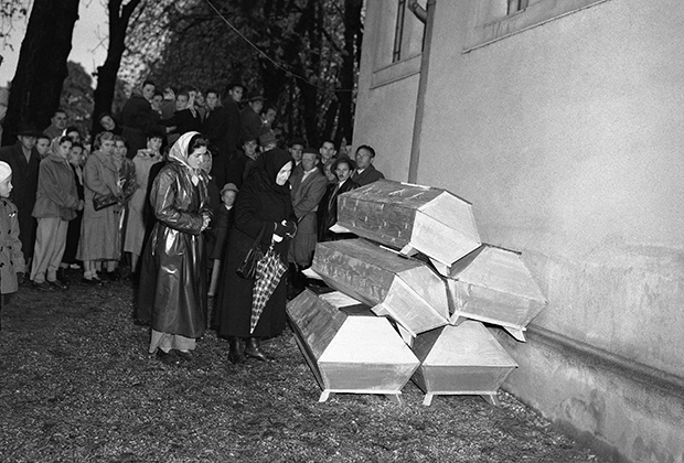 Женщины у гробов мятежников в Венгрии в 1956 году