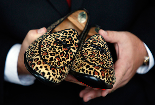 Пара ботинок Берни Мейдоффа, выставленная на продажу на аукционе в Бруклине. Более 400 вещей (в том числе ювелирные изделия и антиквариат), принадлежащих аферисту и его семье, ушли с молотка в ноябре 2010 года. 