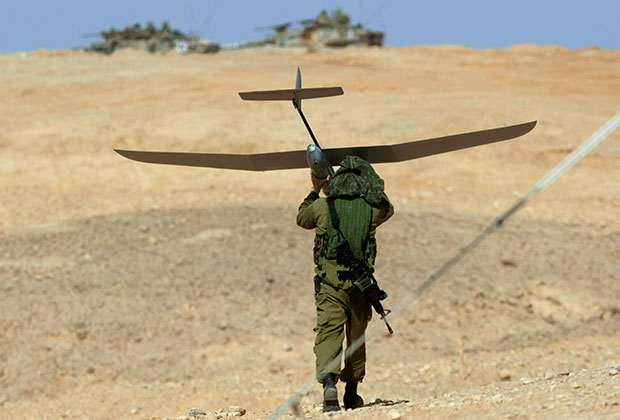 Израильский солдат с беспилотником