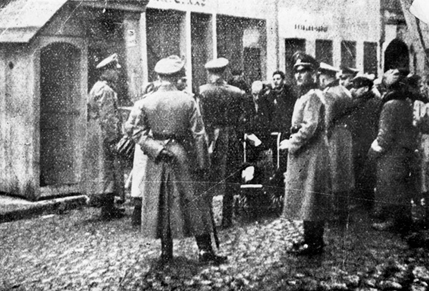 Гестапо проверяет документы в Виленском гетто