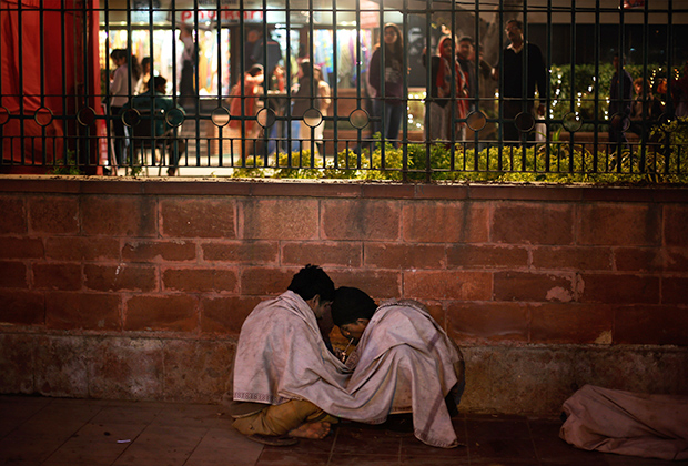 Индийские наркоманы курят героин на улице Нью-Дели