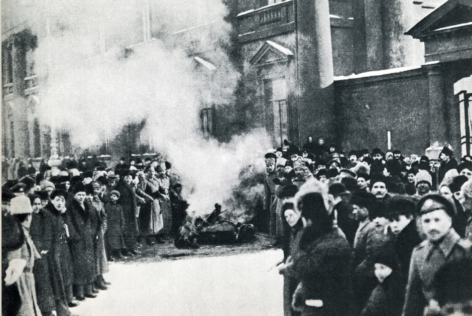 Сожжение имперских символов, 1917 год