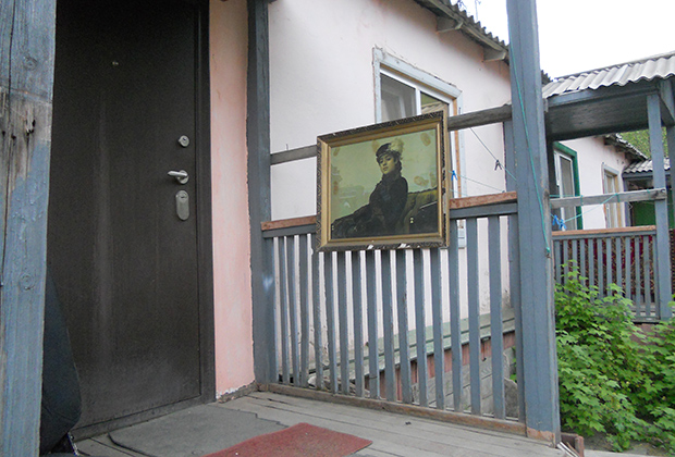 Портрет «Неизвестная» встречает нас на крыльце у входа в артельный «барак для приезжих». 