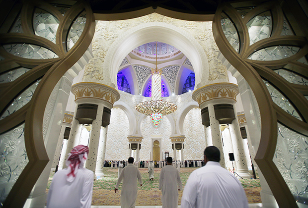 Во время визита в Абу-Даби непременно стоит посетить Большую Мечеть шейха Зайеда