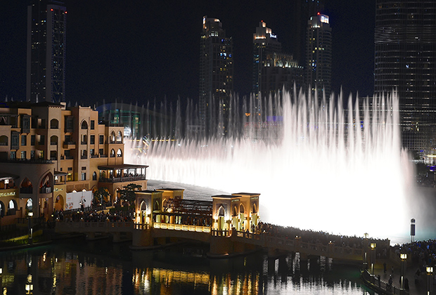 Шоу фонтанов ежедневно привлекает тысячи туристов и местных жителей