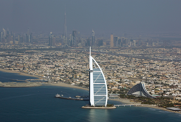 Вид на отель Burj Al Arab, больше известный как «Парус» 