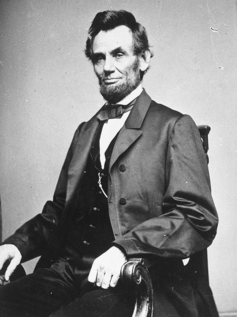 Первое место занял легендарный Авраам Линкольн, 16-й президент США. За годы своего правления он дал чернокожим рабам свободу, одержал победу в гражданской войне, сохранил единство страны и стал автором бессмертных речей и афоризмов, вдохновляющих политиков всего мира и по сей день.