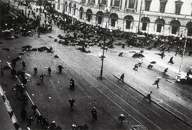 Расстрел юнкерами и казаками мирной рабочей демонстрации на Невском проспекте. Петроград 4 июля 1917