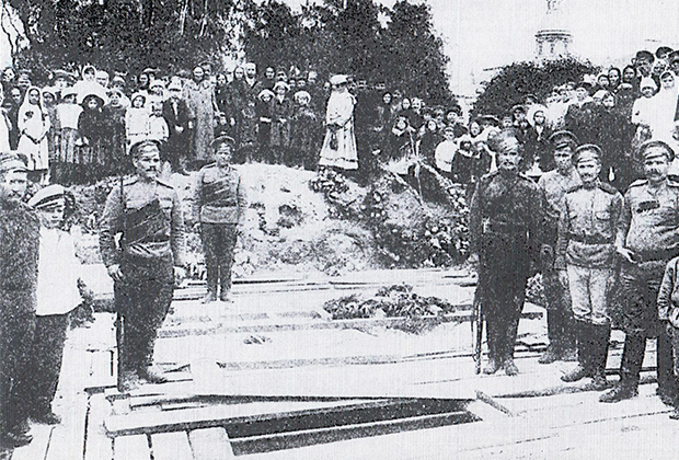 Торжественные похороны в Александро-Невской лавре казаков-донцов, защищавших порядок на улицах Петрограда 3—5 июля 1917 года