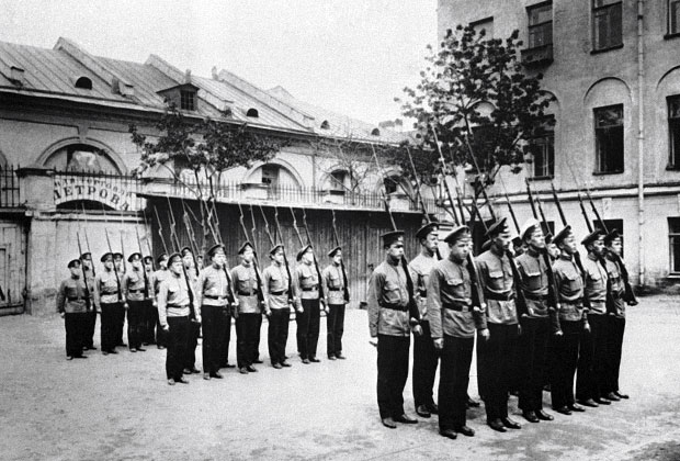 Санкт-Петербург, 1911 год. Ученики 3-й гимназии на занятиях по военному делу.