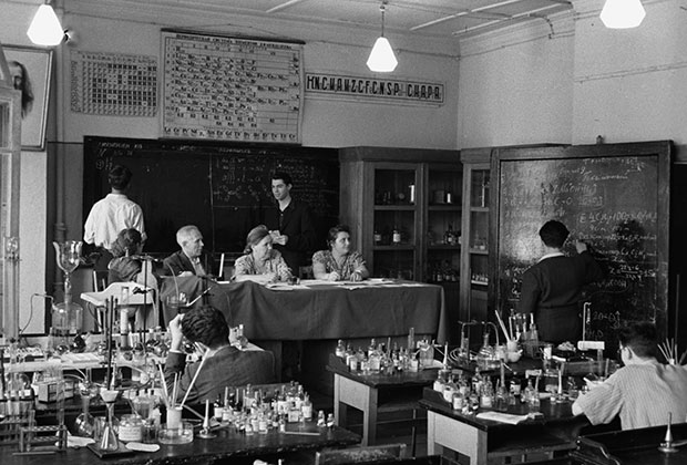 1954 год. На экзамене по химии в 10 классе средней школы №312 города Москвы.
