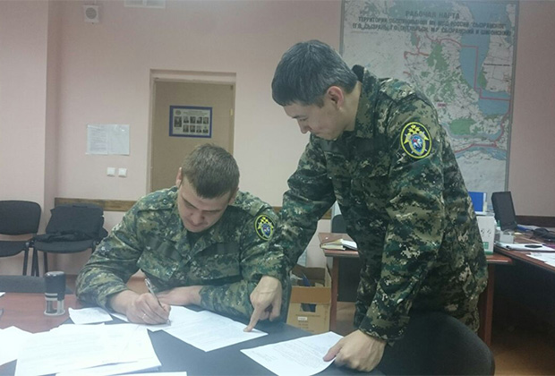 Руководитель следственной группы Дмитрий Хан и следователь Артем Иванов в штабе по раскрытию преступления