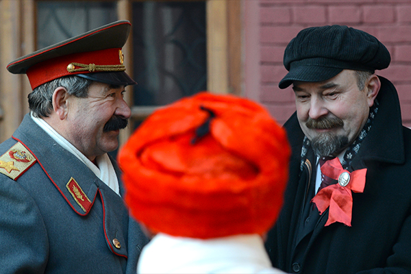 Двойники Иосифа Сталина и Владимира Ленина (слева направо) на Красной площади в Москве