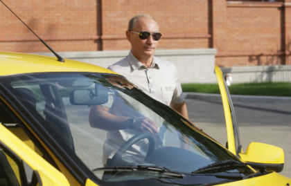 Владимир Путин в ходе инспекционной поездки на «Ладе Калине», 2010 год