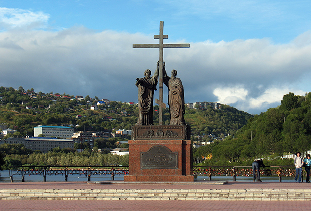 Петропавловск-Камчатский. Памятник святым апостолам Петру и Павлу