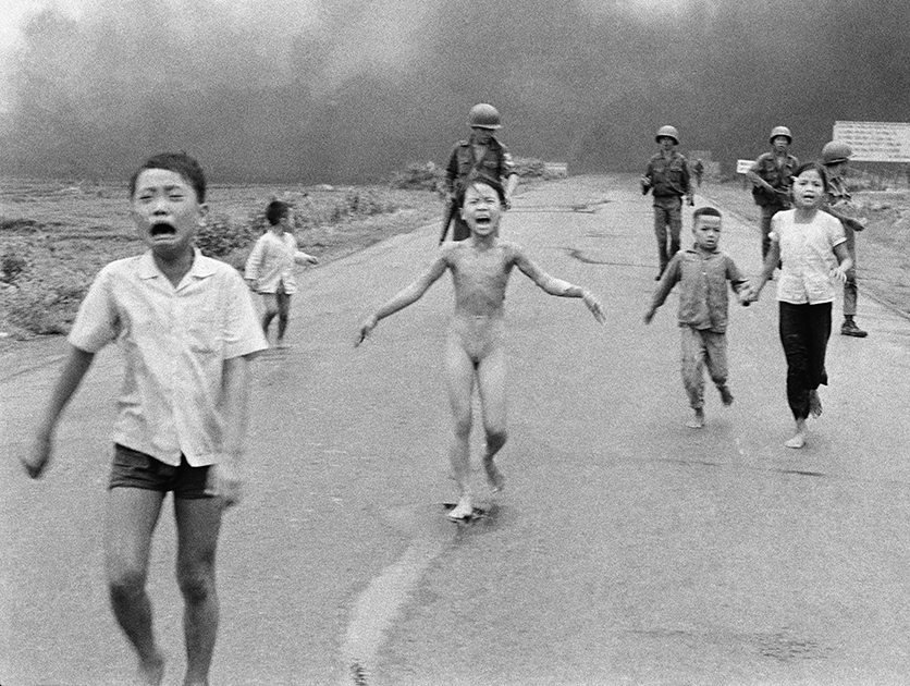 Знаменитый снимок, ставший хрестоматийным наряду с «Вьетконговским солдатом», Ут сделал в 1972 году, когда ему был 21 год. На фото запечатлены дети, бегущие по дороге от бомбардировки напалмом. 




В центре снимка — 9-летняя обожженная напалмом Фан Тхи Ким Фук. Фотограф вспоминает, что расплакался, когда увидел напуганных, пытающихся спастись детей. Ут сделал кадр, а затем  отвез их в больницу на машине Associated Press.




Ким Фук обрела мировую известность и впоследствии стала послом доброй воли ООН. В настоящее время она с семьей проживает в Канаде, занимается медициной и помогает детям.
