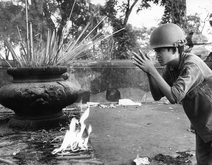В коллекции Ута много фотографий из Сайгона — столицы Южного Вьетнама (ныне Хошимин). На этом снимке южновьетнамский солдат совершает молитву. 