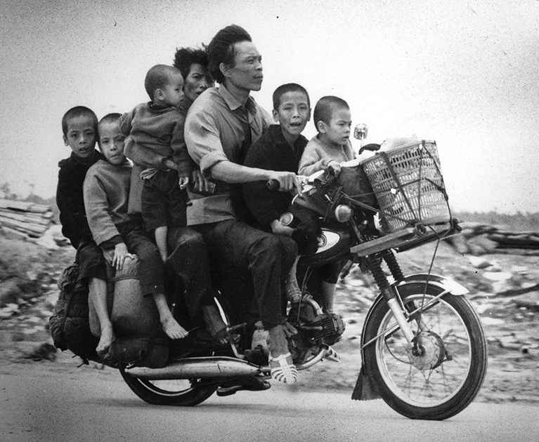 Семья беженцев направляется к Сайгону, 19 июня 1972-го. 