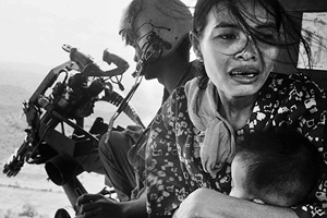 Напалмом жег сердца людей Ужасы вьетнамской войны в снимках одного из самых влиятельных фотографов XX века