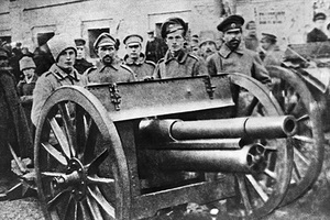 Солдаты и орудия у здания Моссовета, 1917 год