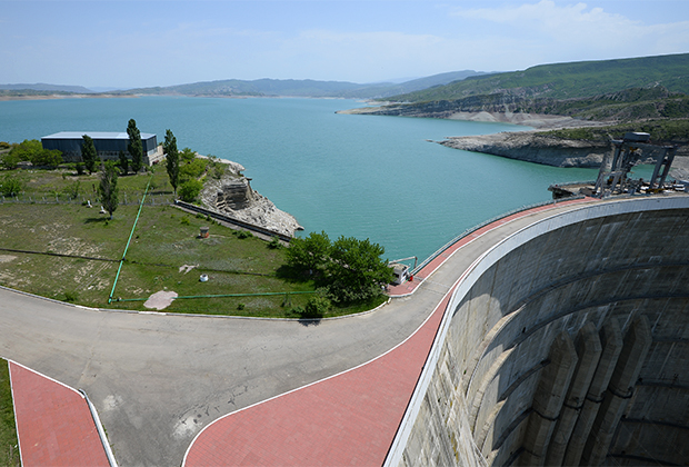 Водохранилище Чиркейской гидроэлектростанции (ГЭС) в Буйнакском районе Дагестана