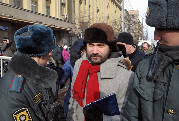 По одной из версий, Вороненков направлялся на встречу с оппозиционером Ильей Пономаревым