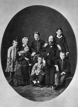 Владимир Ульянов (Ленин) в гимназические годы в кругу своей семьи