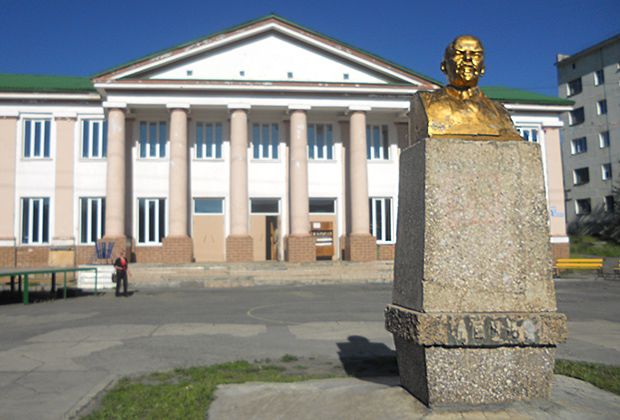 Поселок Ягодное. Золотой бюст Ленина у стен дома с колоннами