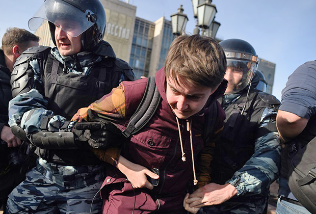 Задержание участника акции против коррупции на Пушкинской площади в центре Москвы