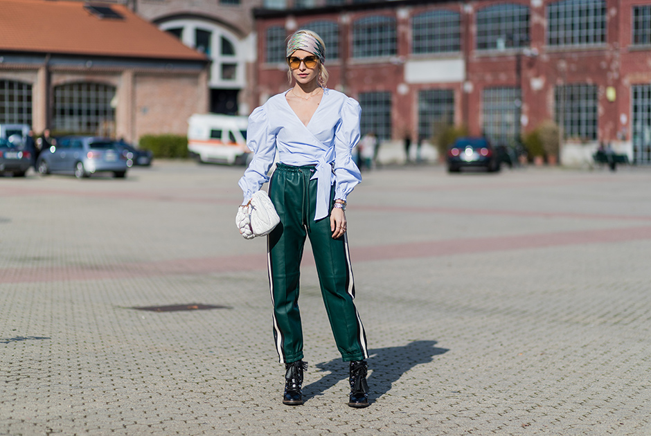 Фешен-блогер Каролина Даур перед показом Missoni: атласные спортивные брюки, высокие ботинки и шелковая блуза с плечами-буф. 
