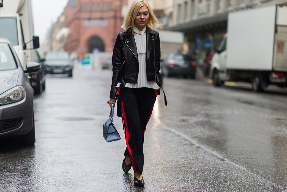 Редактор моды датского Elle Жозефин Аркрог в дизайнерских спортивных брюках Hofmann Copenhagen, байкерской куртке и туфлях-лодочках.