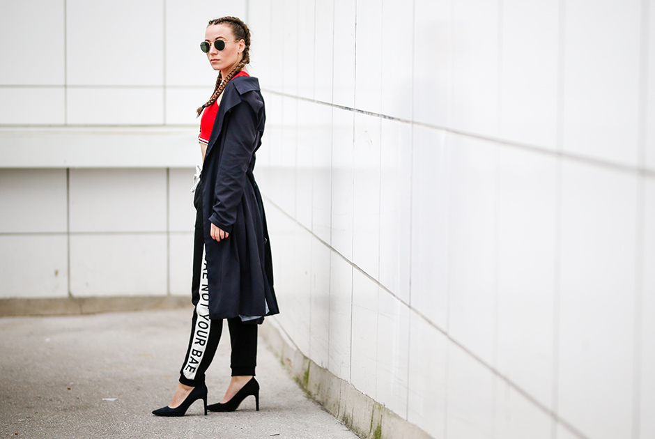 Фешен-блогер Амели Ллойд демонстрирует сочетание стильных спортивных  Jennyfer с демократичным тренчкотом Zara и туфлями на каблуке.