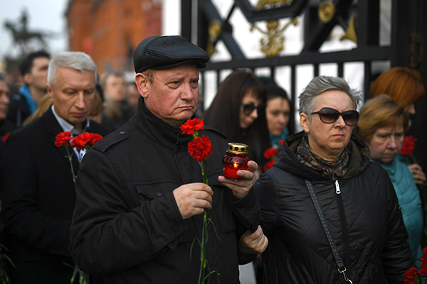Участники акции памяти и солидарности "Питер - Мы с тобой!" в Москве