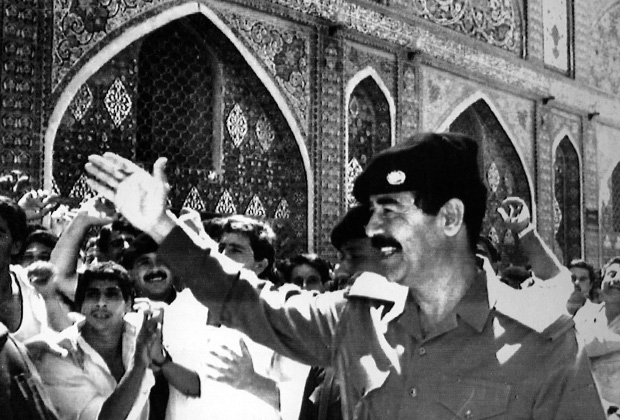 Саддам приветствует ликующую толпу, 1988 год