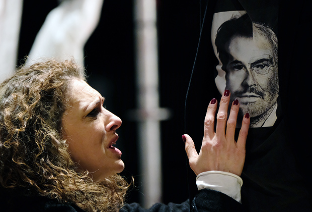 Ксения Раппопорт в роли Гертруды в сцене из спектакля «Гамлет»