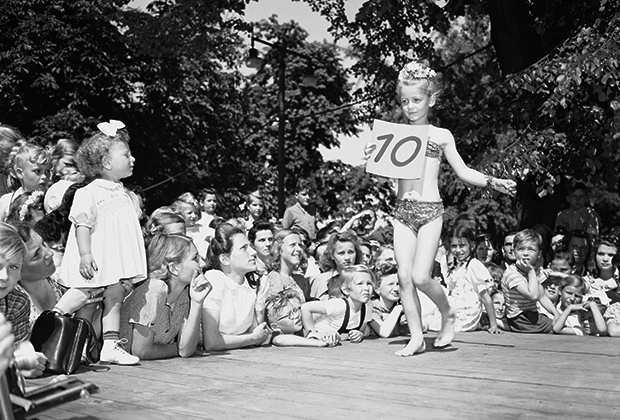 Юная конкурсантка на шоу в июне 1949 года в Германии 