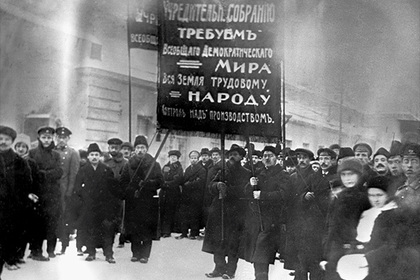 Члены Союза правительственных учреждений Харькова принимают участие в демонстрации, февраль 1917 года