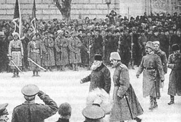 Михаил Грушевский принимает парад частей вольного казачества, 1 января 1917 года