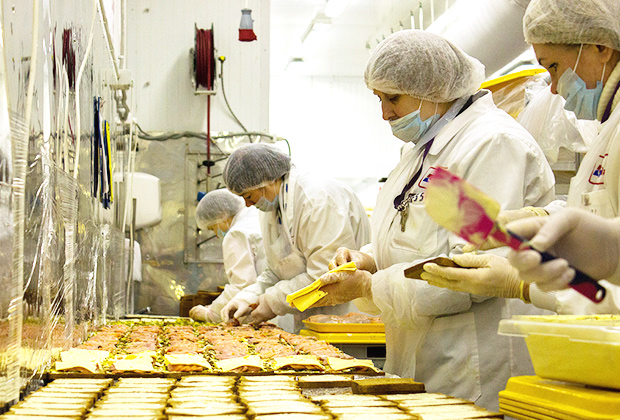 Работницы «Аэромар» делают сандвичи