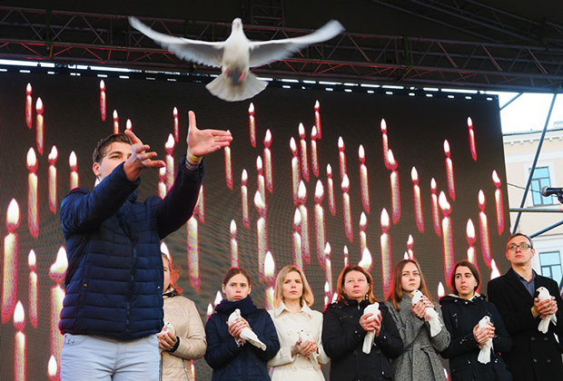 Акция в память о жертвах теракта в метро Санкт-Петербурга