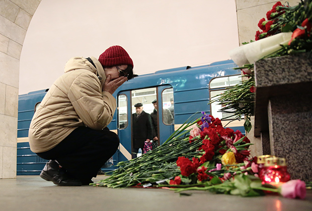 Женщина на станции метро «Технологический институт» в Санкт-Петербурге на следующий день после теракта