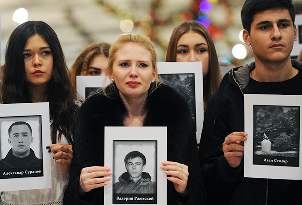 Участники траурной акции, посвященной памяти погибших при крушении Ту-154 в Сочи