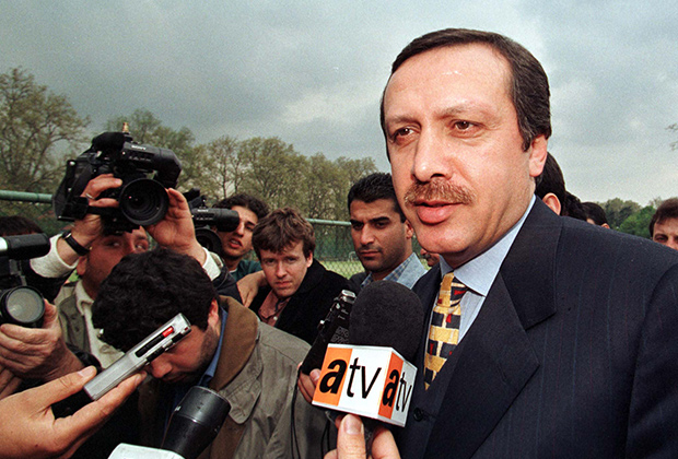 На посту мэра Стамбула Эрдоган зарекомендовал себя как крепкий хозяйственник
