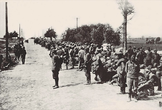 1920 год. Польша. Пленные красноармейцы на проселочной дороге 