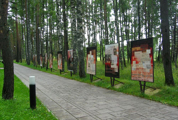 Информационные стенды со сведениями о красноармейцах, погибших в польском плену 