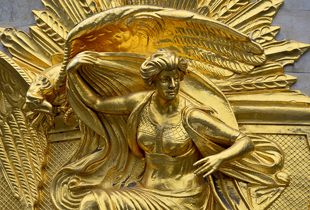 «Золотые» фигуры на здании банка