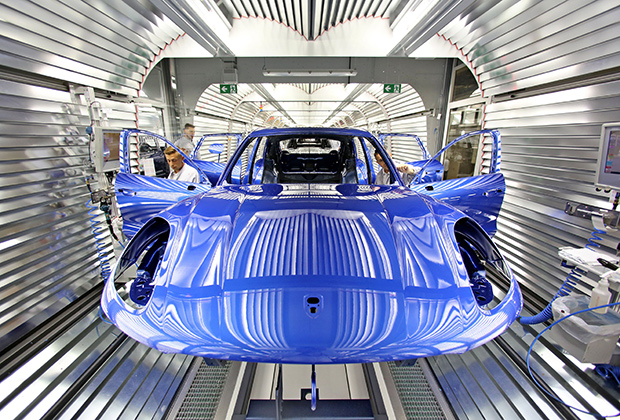 Первая машина сошла с конвейера завода Porsche в 2002 году