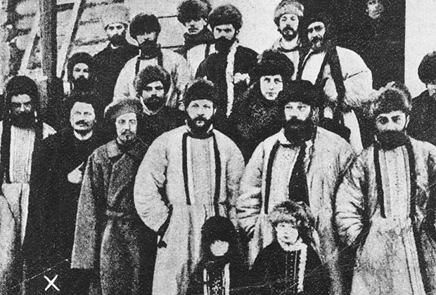 Члены Рабочего Совета Санкт-Петербурга, которых отправили в ссылку после революции 1905 года. Лев Троцкий помечен крестиком